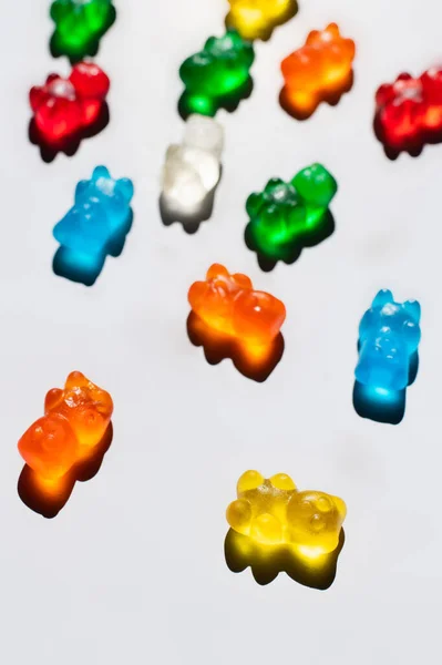 Visão superior de ursos coloridos de goma no fundo branco — Fotografia de Stock