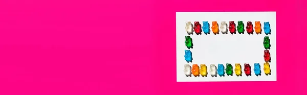 Flache Liege mit süßen Gummibärchen auf weißer und pinkfarbener Oberfläche, Banner — Stockfoto