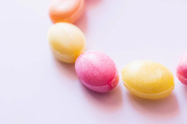Vista de perto de doces coloridos no fundo branco — Fotografia de Stock