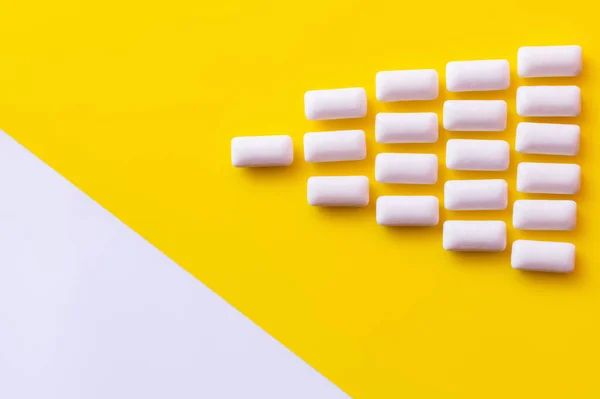 Flache Lage mit Kaugummis auf gelb-weißer Oberfläche — Stockfoto