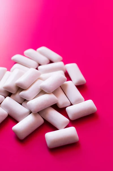 Close up view of white chewing gums on pink background — Stock Photo