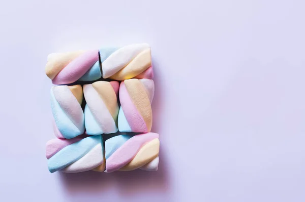 Posa piatta con marshmallow sulla superficie bianca — Foto stock