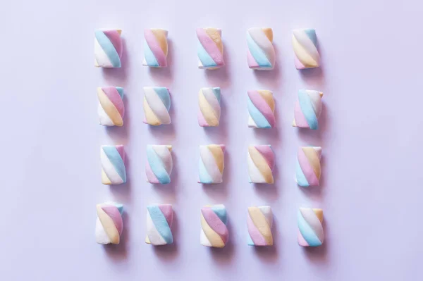 Posa piatta con marshmallow colorati sulla superficie bianca — Foto stock