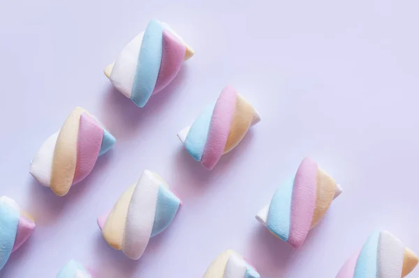 Posa piatta con dolci marshmallow su sfondo bianco — Foto stock