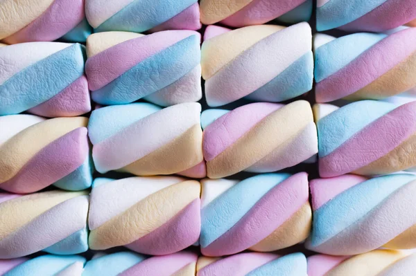 Flache Lage mit flauschigen Marshmallows isoliert auf schwarz — Stockfoto