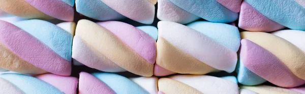 Flache Lage von köstlichen Marshmallows isoliert auf schwarz, Banner — Stockfoto