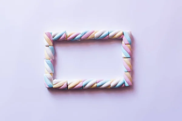 Flache Lage mit Rahmen aus Marshmallows auf weißem Hintergrund — Stockfoto
