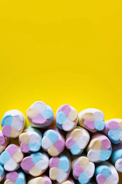 Draufsicht auf flauschige Marshmallows auf gelber Oberfläche — Stockfoto