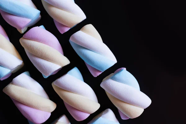 Flache Lage mit weichen Marshmallows isoliert auf schwarz — Stockfoto