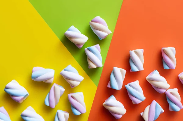 Draufsicht auf flauschige Marshmallows auf buntem Hintergrund — Stockfoto