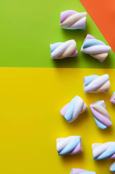 Top view of soft marshmallows on colorful background — Stock Photo