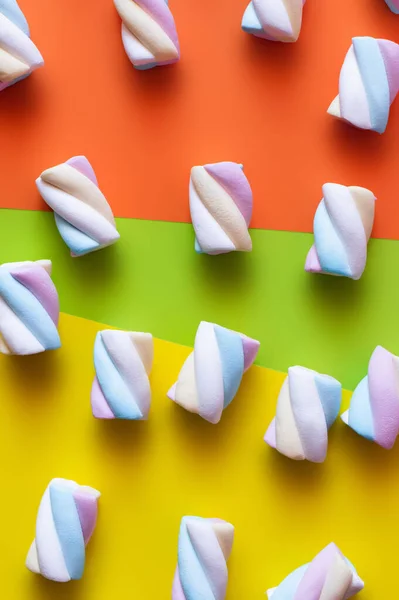 Vista superior de malvaviscos dulces en la superficie colorida - foto de stock