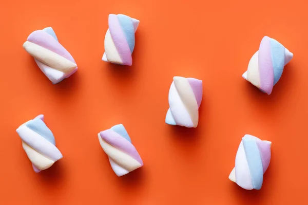 Draufsicht auf flauschige Marshmallows auf orangefarbenem Hintergrund — Stockfoto