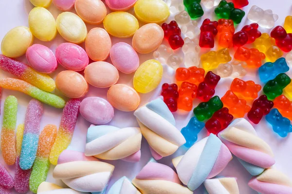 Vista dall'alto di caramelle alla gelatina e marshmallow su sfondo bianco — Foto stock