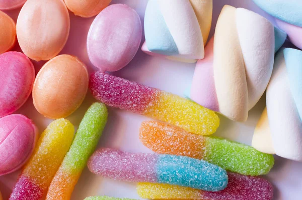 Vue du dessus des bonbons gommeux et des bonbons sur fond blanc — Photo de stock