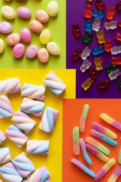 Flach lag mit leckeren Süßigkeiten auf bunter Oberfläche — Stockfoto