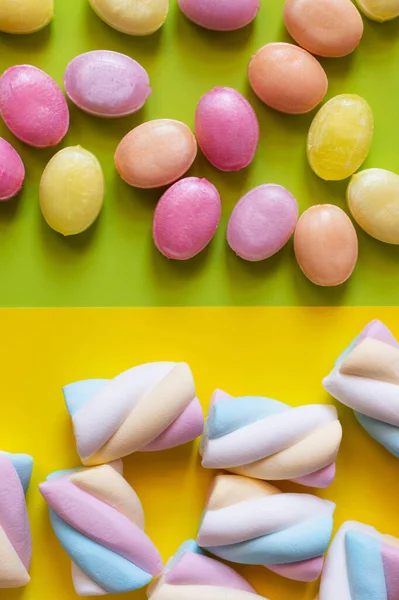 Draufsicht auf Bonbons und Marshmallows auf grünem und gelbem Hintergrund — Stockfoto