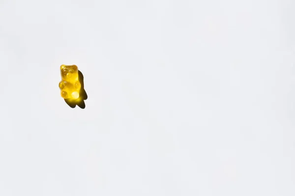 Vue du dessus de l'ours en gomme jaune sur fond blanc — Photo de stock