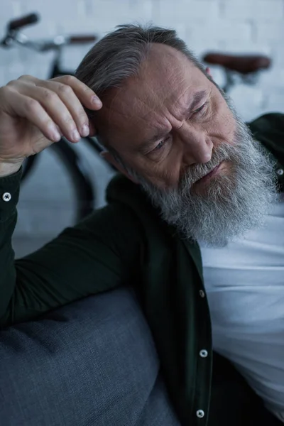 Bouleversé homme âgé avec la barbe détourner les yeux tout en souffrant crise — Photo de stock