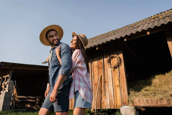Glückliche Frau umarmt Ehemann, während sie Spaß auf dem Bauernhof auf dem Land hat — Stockfoto