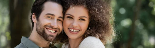 Portrait de joyeux jeune couple souriant et regardant la caméra, bannière — Photo de stock