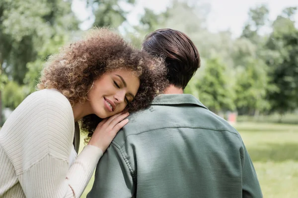 Ritratto di giovane donna felice appoggiata sulla spalla del fidanzato — Foto stock