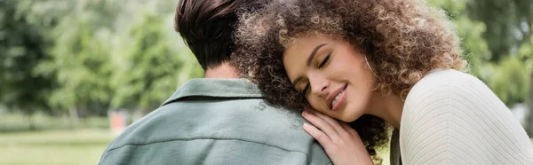 Porträt einer glücklichen jungen Frau, die sich auf die Schulter ihres Freundes lehnt, Banner — Stockfoto