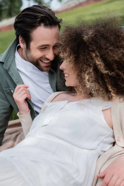 Mulher encaracolado flertando com namorado feliz no parque de verão — Fotografia de Stock