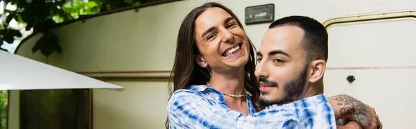 Glücklich tätowiert Homosexuell Mann umarmt fröhlichen Freund in der Nähe Reisebus, Banner — Stockfoto