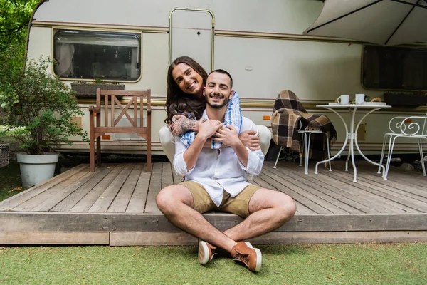 Glücklich tätowiert Homosexuell Mann umarmt fröhlichen Freund in der Nähe Reisebus auf Hof — Stockfoto