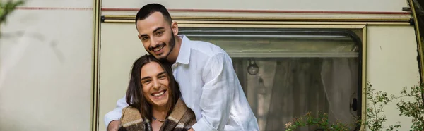 Barbudo gay homem abraçando feliz namorado no cobertor sentado perto de van, banner — Fotografia de Stock