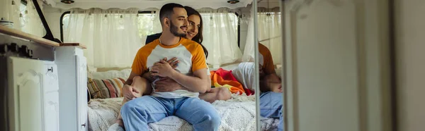 Glücklicher schwuler Mann mit langen Haaren lächelnd bärtiger Freund im Bett in modernem Van, Banner — Stockfoto