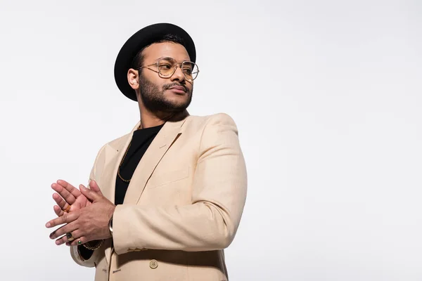 Artiste hip hop indien en chapeau de fedora et lunettes regardant loin isolé sur gris — Photo de stock