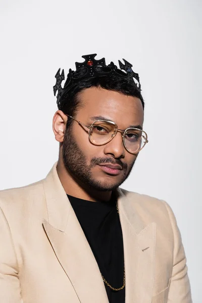Östlicher Hip-Hop-Performer mit Krone und Brille isoliert auf grau — Stock Photo