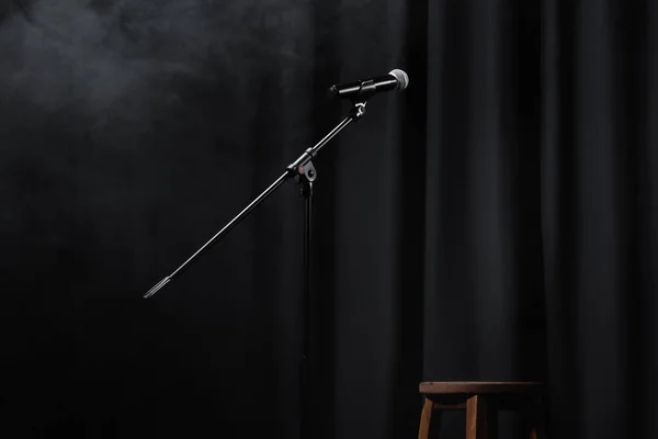 Мікрофон біля завіси та дерев'яного стільця на сцені з димом — стокове фото