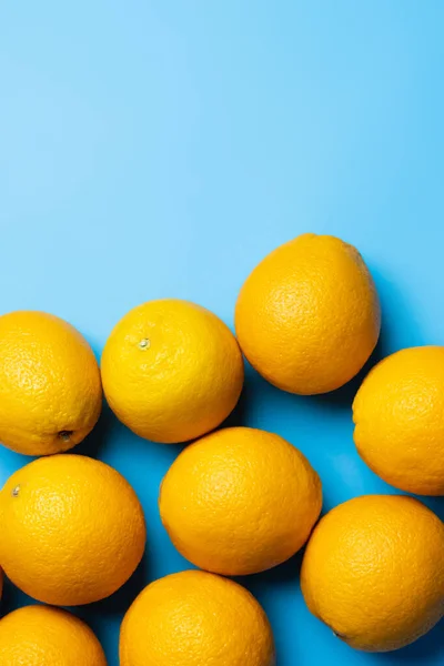 Top view of natural oranges on blue background with copy space — Foto stock