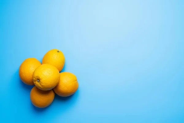 Vista superior de laranjas doces no fundo azul — Fotografia de Stock