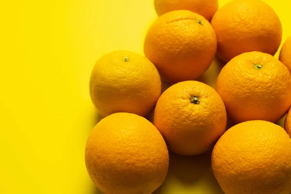 Vista superior de laranjas em casca sobre fundo amarelo — Fotografia de Stock