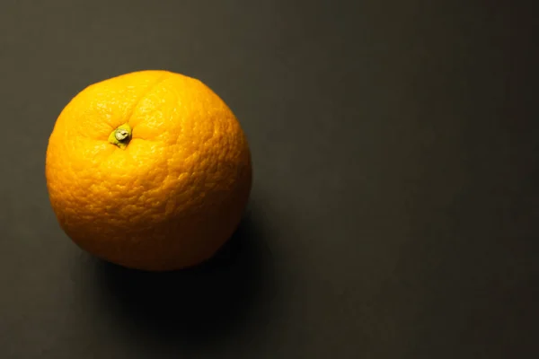 Vista de cerca de naranja sobre fondo negro - foto de stock