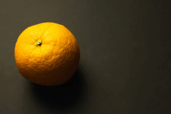 Close up view of orange on black background — Stockfoto