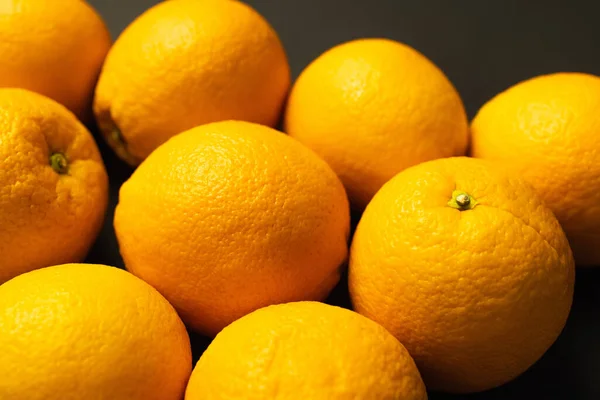 Vista de cerca de naranjas tropicales aisladas en negro - foto de stock