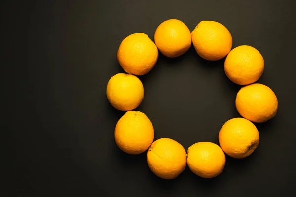 Top view of circle from oranges on black background — Stockfoto