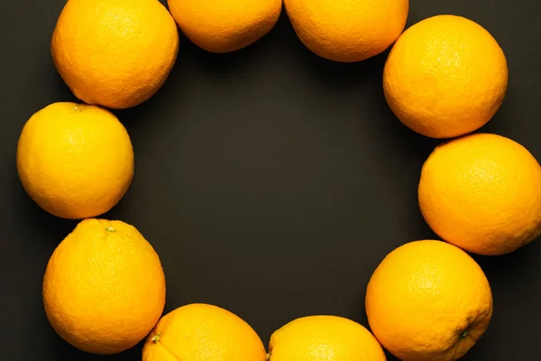 Top view of circle from sweet oranges on black background — Fotografia de Stock