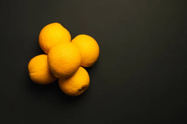 Top view of natural oranges isolated on black with copy space — Fotografia de Stock