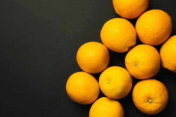 Draufsicht auf süße Orangen isoliert auf schwarz mit Kopierraum — Stockfoto