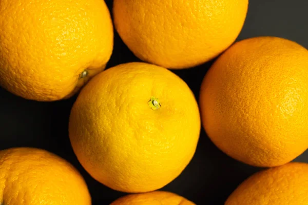 Vista de cerca de naranjas brillantes aisladas en negro - foto de stock