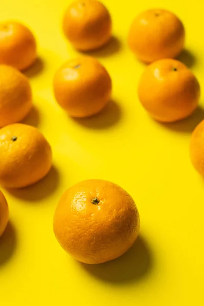 Vista de cerca de mandarinas frescas sobre fondo amarillo - foto de stock