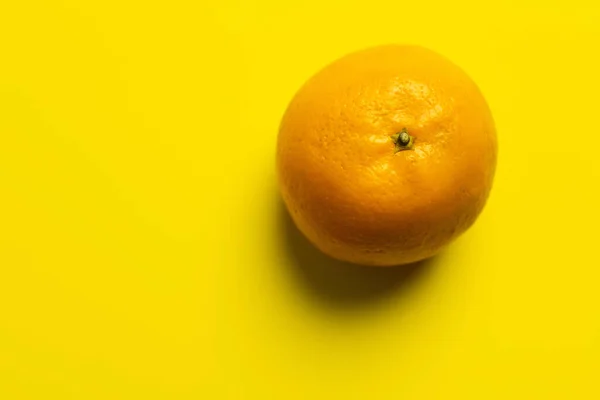 Top view of tropical tangerine on yellow background — Photo de stock