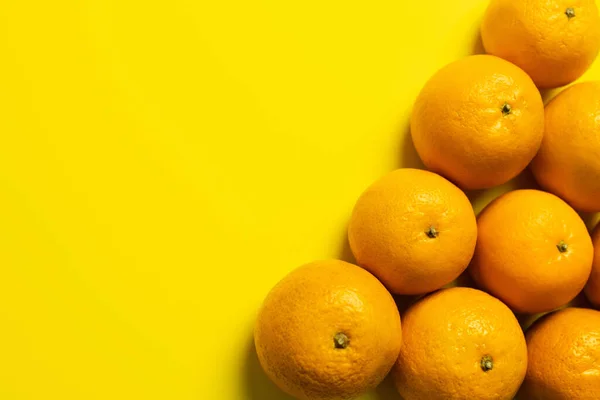 Vista superior de tangerinas orgânicas no fundo amarelo com espaço de cópia — Fotografia de Stock