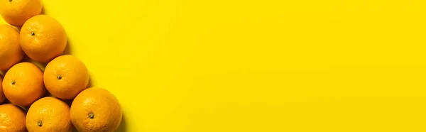Pose plate avec mandarines en écorce sur fond jaune, bannière — Photo de stock
